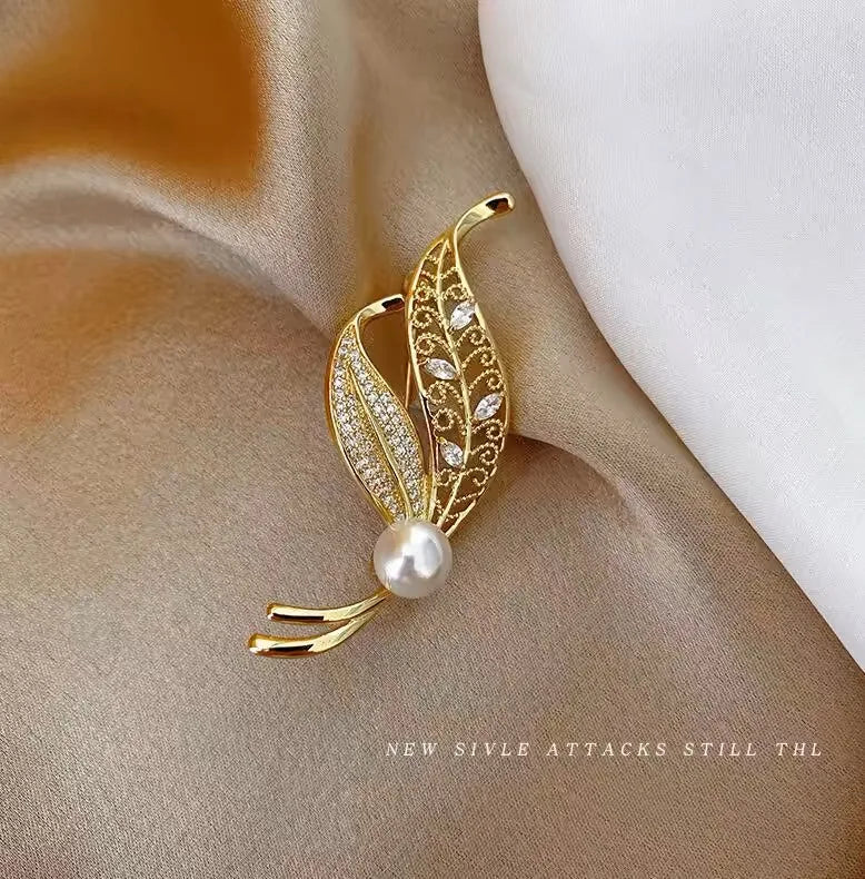 Sweet Flower Shape Lapel Pin Inlaid Shiny Rhinestones Brooches All-match Versatile Corsage Accessories