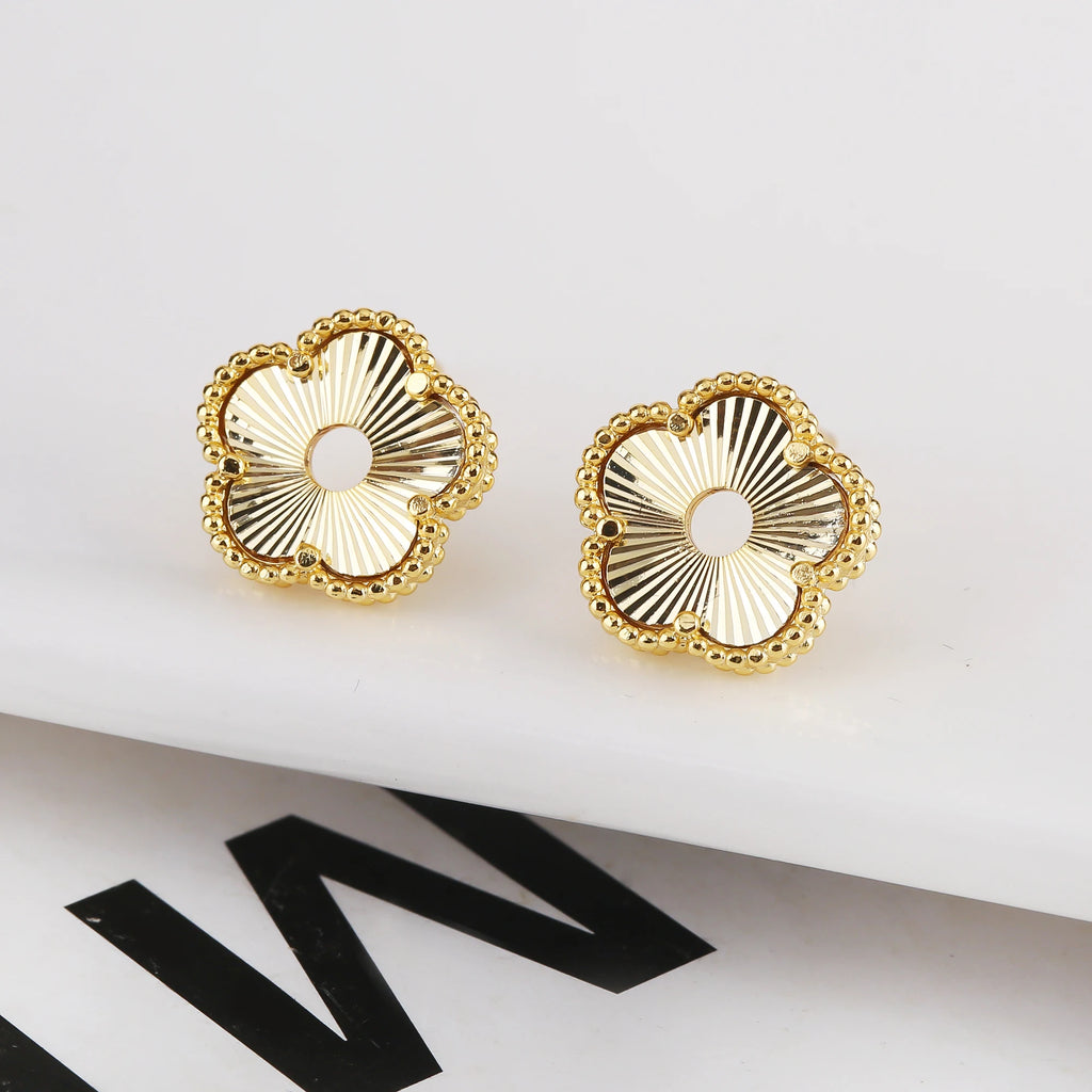 Hollow Metal Double sided Hollow Jewelry Set Sparkling Hot Selling Plum Blossom Jewelry Set Creative New Design For Women Clover