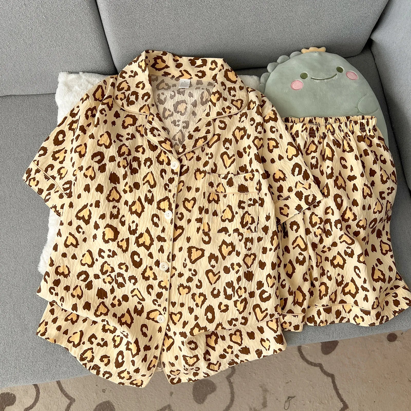 2Summer short-sleeve pajama set for women, comfortable and trendy, shorts can be worn outside, home wear set