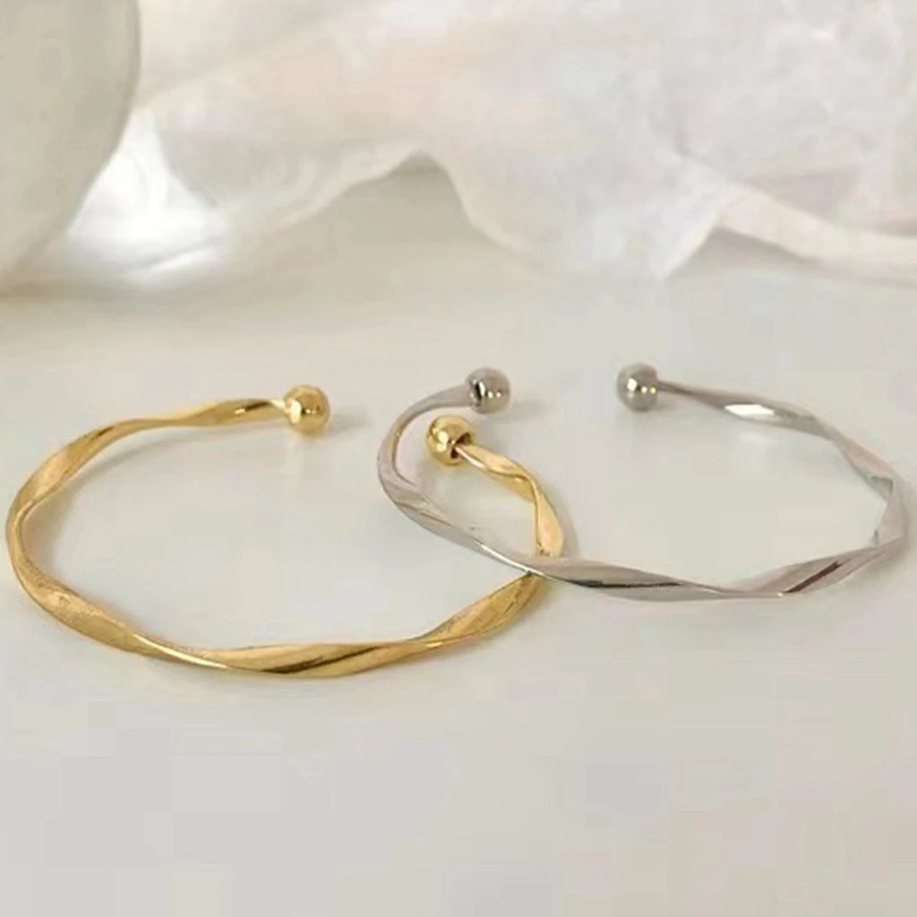 A Women's Bracelet with a Twisted Opening, Adjustable, Simple and Versatile, Suitable for Everyday Wear