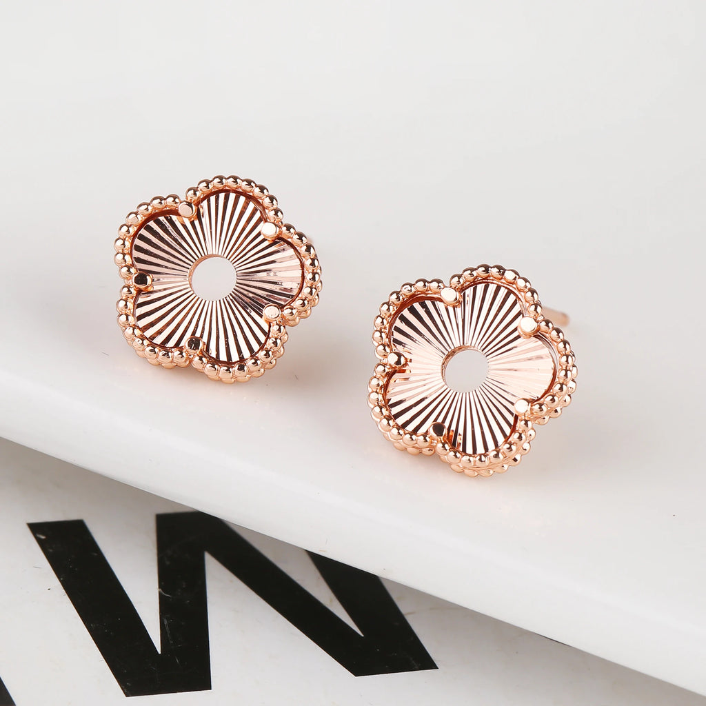 Hollow Metal Double sided Hollow Jewelry Set Sparkling Hot Selling Plum Blossom Jewelry Set Creative New Design For Women Clover