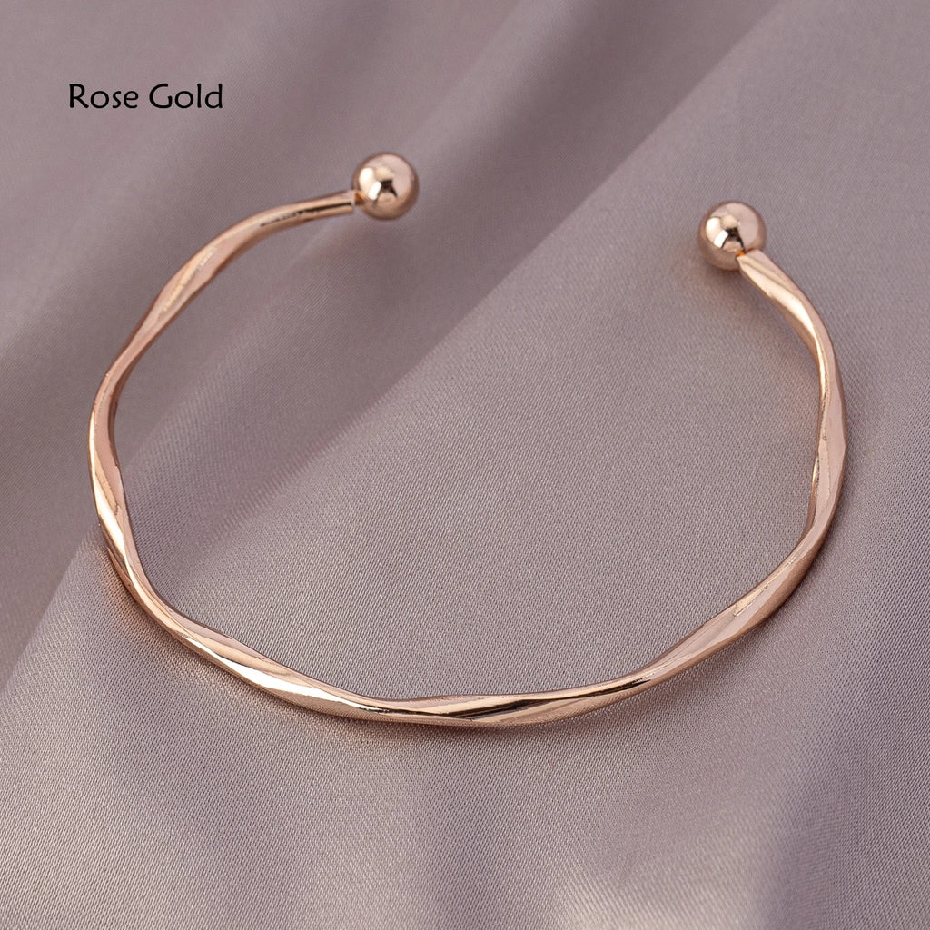 A Women's Bracelet with a Twisted Opening, Adjustable, Simple and Versatile, Suitable for Everyday Wear