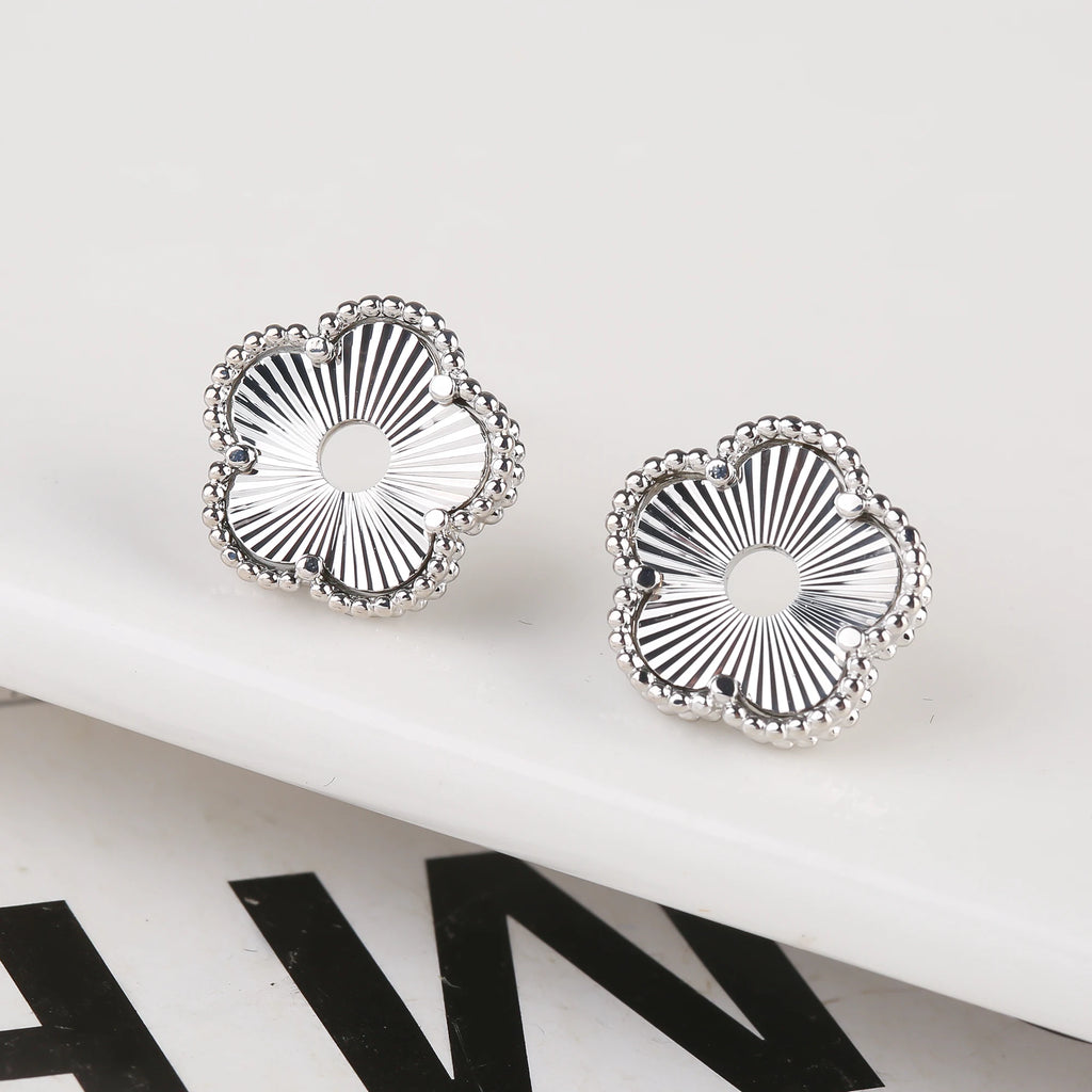 Hollow Metal Double sided Hollow Jewelry Set Sparkling Hot Selling Plum Blossom Jewelry Set Creative New Design For Women Clover